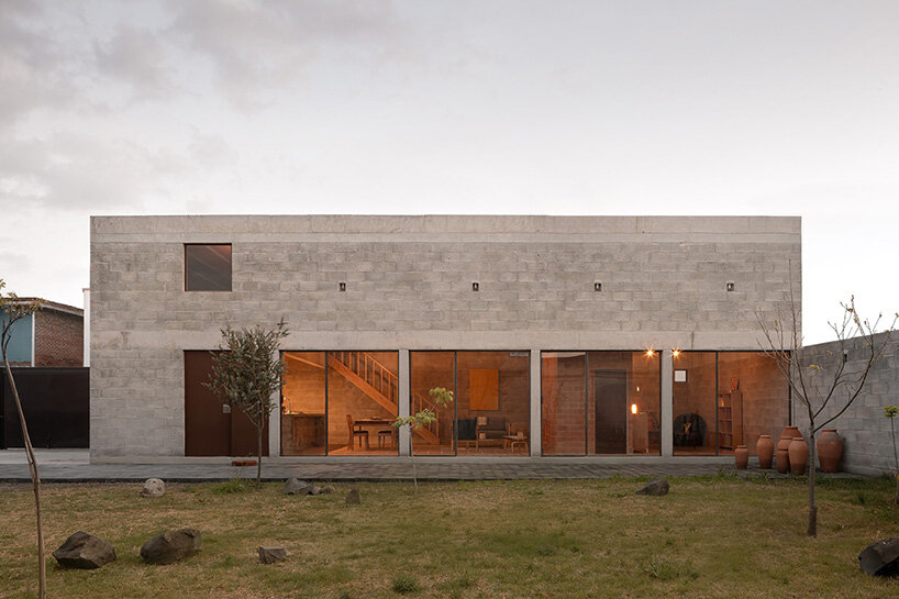 ესკობედო სოლიზი მექსიკაში მდებარე „კაკლის სახლში“ ინდუსტრიული მასალებით სითბოს ქმნის