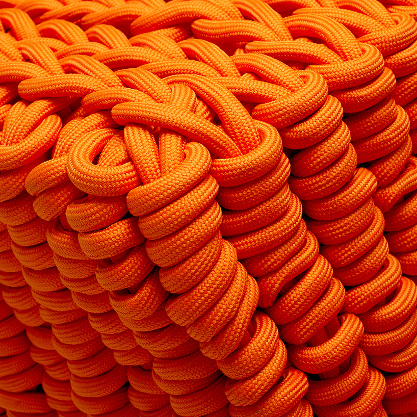 კრის-ი ძველ თოკებს ფორმაცვალებად ავეჯად აქცევს