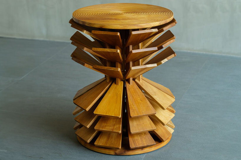 ზანგბეტო მაგიდა: ხის ხვეული ფირფიტები ნიგერიული ტრადიციიდან