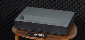 ულტრა-მოკლე მანძილის 4K პროექტორი: ტელევიზორის ღირსეული კონკურენტი